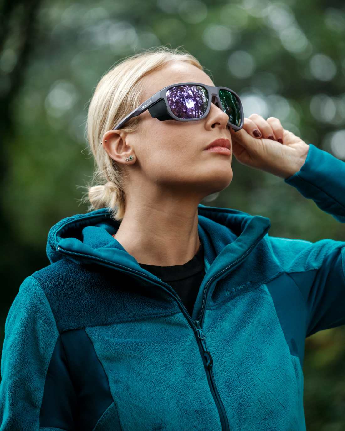 Woman hiking glasses model altavia with lateral light protection lavanda color